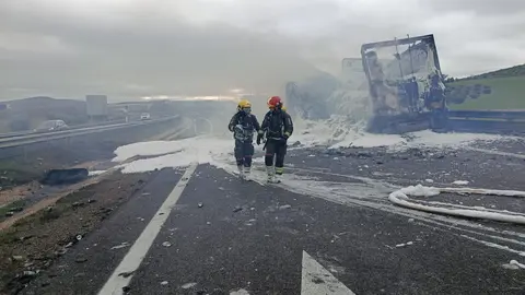Arde un tráiler en la A4 y corta el tráfico a la altura de Santa Cruz de Mudela