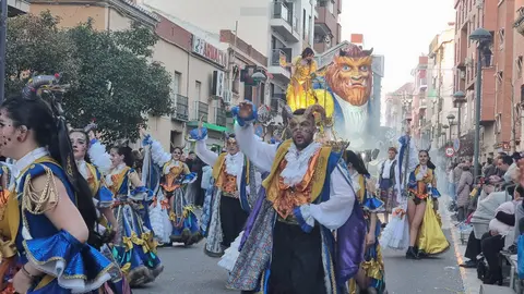 El tributo a La Bella y la Bestia y Bitácora de la Vida, ganadores del XLIV Concurso Regional de Carrozas y Comparsas de Valdepeñas