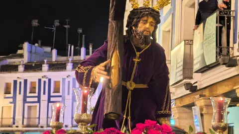 Jesús Caído protagonista del Vía Crucis, que se desarrolló con recogimiento, meditación y devoción