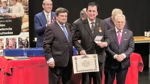 El periodista valdepeñero Ángel López, recibe la medalla de oro al Mérito Profesional con distintivo rojo