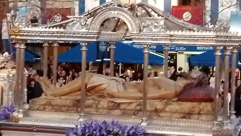 Silencio en la tarde del Viernes Santo con la Procesión del Santo Entierro