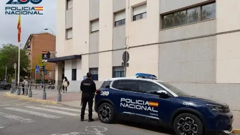La Policía Nacional evita que una persona mate a su perro y le detiene por maltrato animal