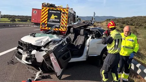 Colisión por alcance de un turismo a un camión, con un conductor atrapado