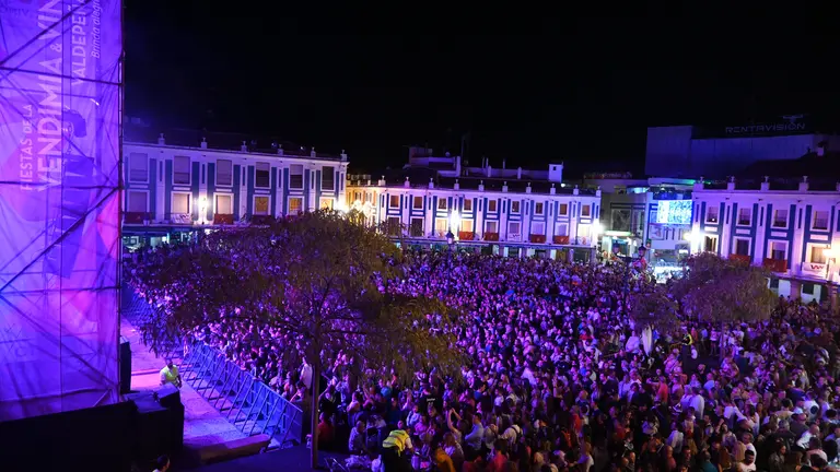 La plaza de Espa&ntilde;a llena viendo a &Aacute;lvaro de Luna en las Fiestas del Vino 2022