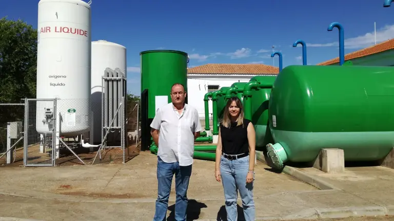 El concejal responsable del servicio y la directora de Aqualia en Valdepe&ntilde;as