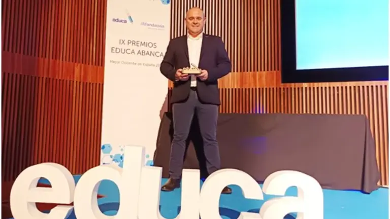 El profesor Jos&eacute; Jim&eacute;nez Mu&ntilde;oz