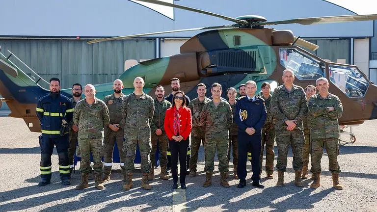 MINISTRA DEFENSA EN BASE HELIC&Oacute;PTEROS ALMAGRO (1)