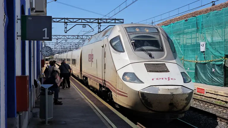 Tren Alvia en la estaci&oacute;n de Manzanares