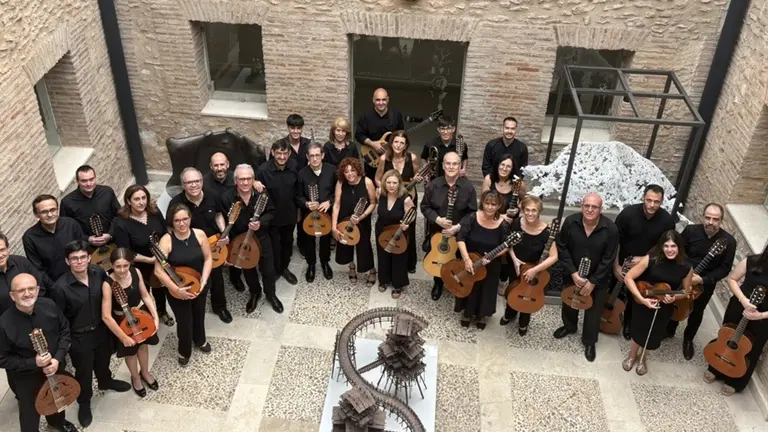 La agrupaci&oacute;n musical Luis Palacios en un patio del Museo Municipal de Valdepe&ntilde;as