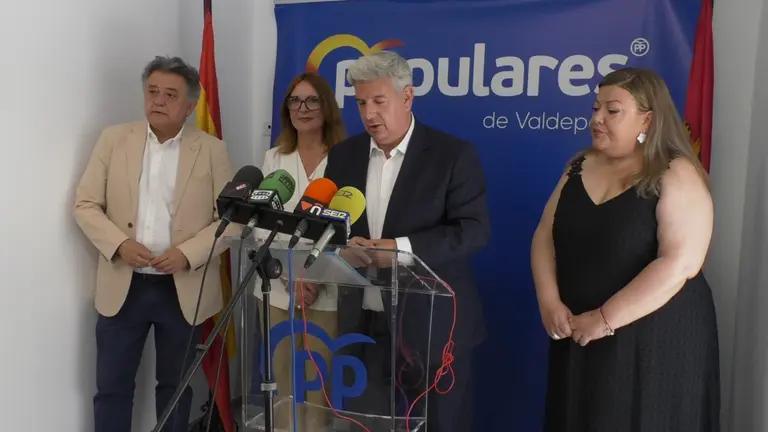 Candida Tercero y Rosario Porras del PP de Valdepe&ntilde;as con los senadores populares Leopoldo Sierra y Miguel &Aacute;ngel de la Rosa
