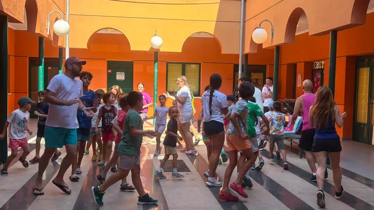 Ni&ntilde;os y ni&ntilde;as disfrutan de las primeras actividades