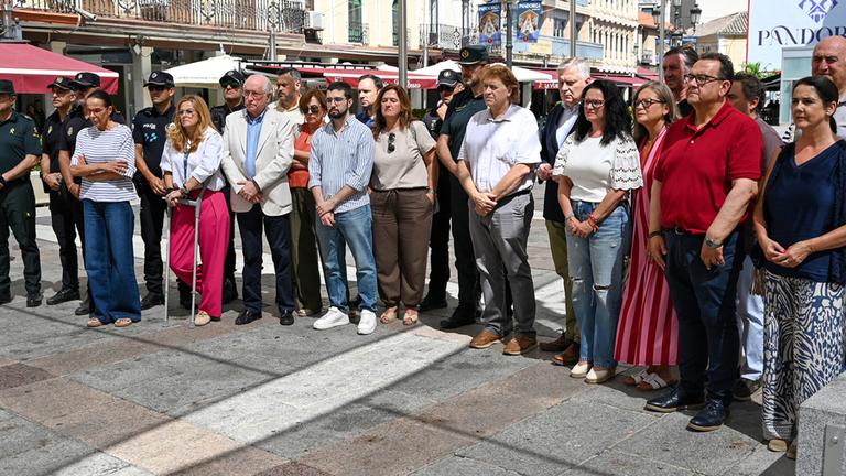 Minuto de silencio por las v&iacute;ctimas del incendio de Almer&iacute;a