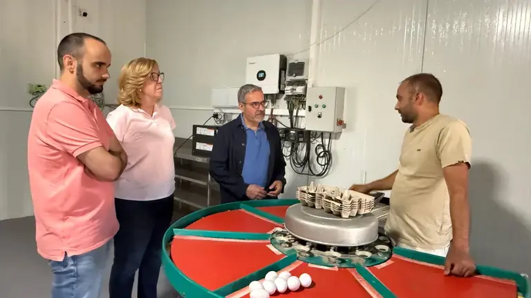 JOS&Eacute; JUAN FERN&Aacute;NDEZ_VISITA EXPLOTACI&Oacute;N AV&Iacute;COLA 2.jpeg