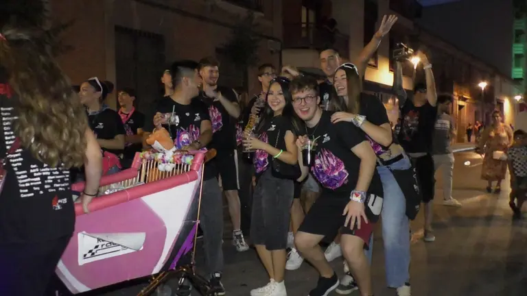 Desfile de pe&ntilde;as Fiestas del Vino 2026 (6)