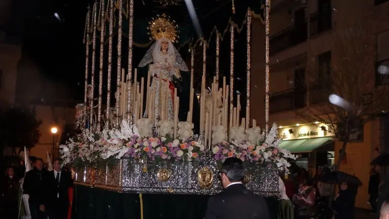 La Hermandad de la Esperanza Macarena y Jesús Cautivo hace su recorrido desafiando a la lluvia