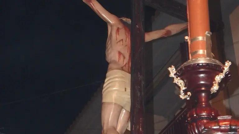 La Hermandad de Misericordia y Palma ha recorrido el centro de Valdepeñas en la noche del Jueves Santo de 2025