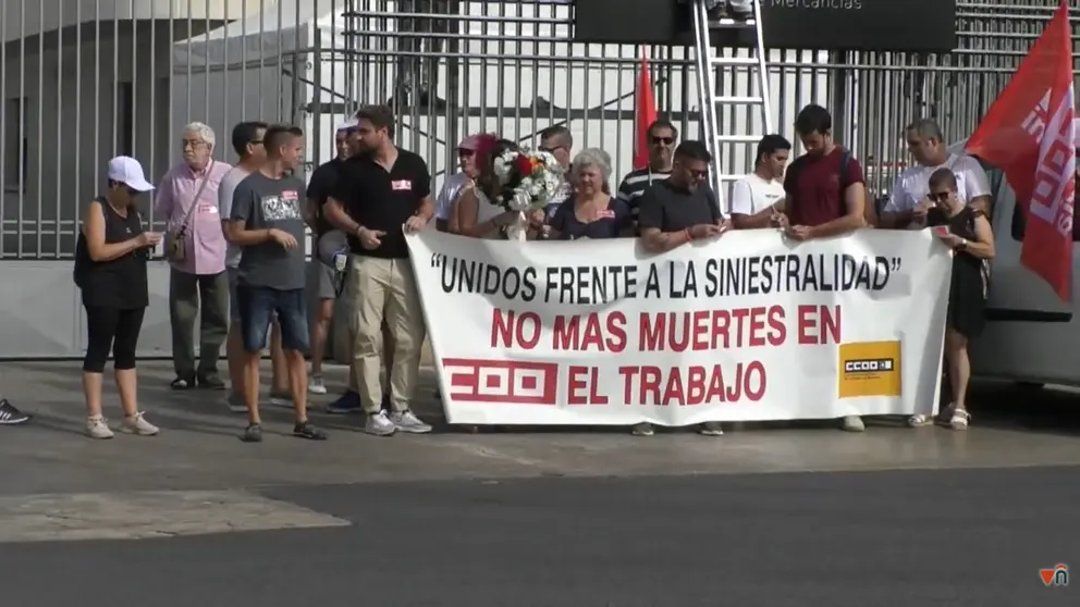 Concentraci&oacute;n de CCOO a la entrada de la bodega por el anterior accidente mortal registrado en agosto de 2024
