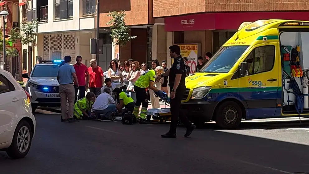 Sanitarios atendiendo al herido