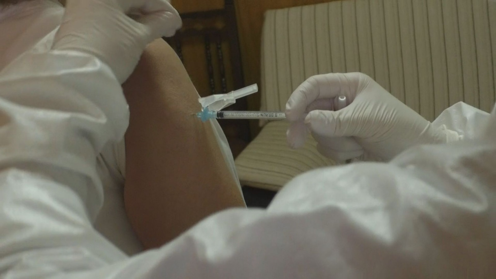 Trabajadores vacunándose en la residencia Nuestra Señora de la Consolación