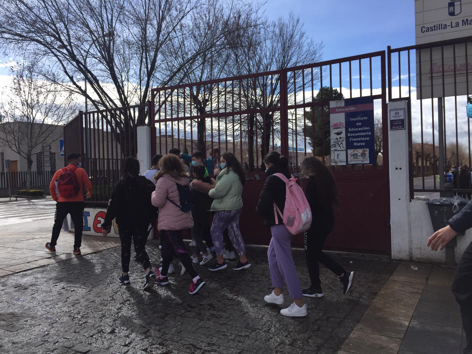 Homenaje del IES Francisco Nieva a los sanitarios