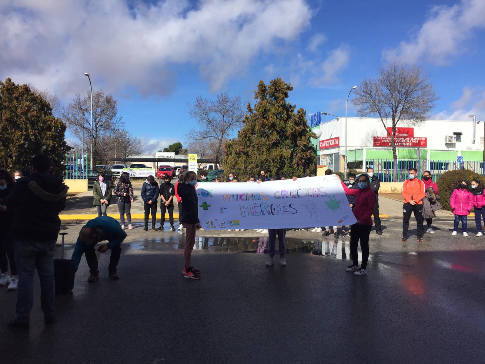 Homenaje del IES Francisco Nieva a los sanitarios