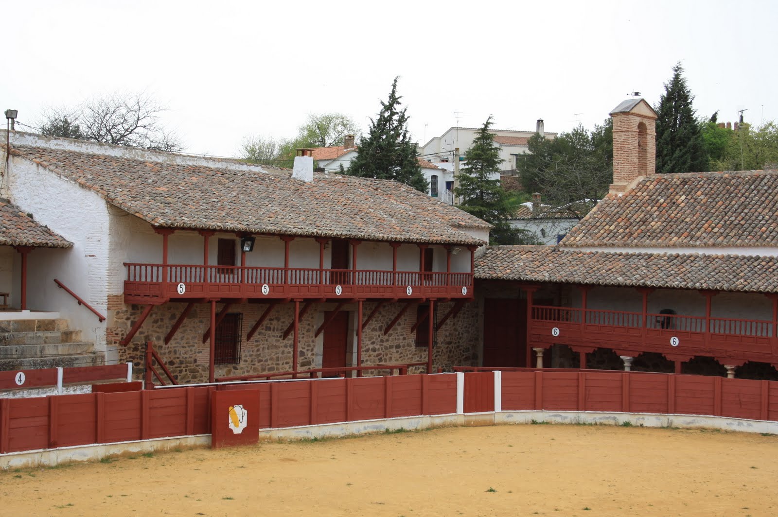 Exterior de la 'Casa de la Despensa' en la Plaza de Toros de Las Virtudes de Santa Cruz de Mudela
