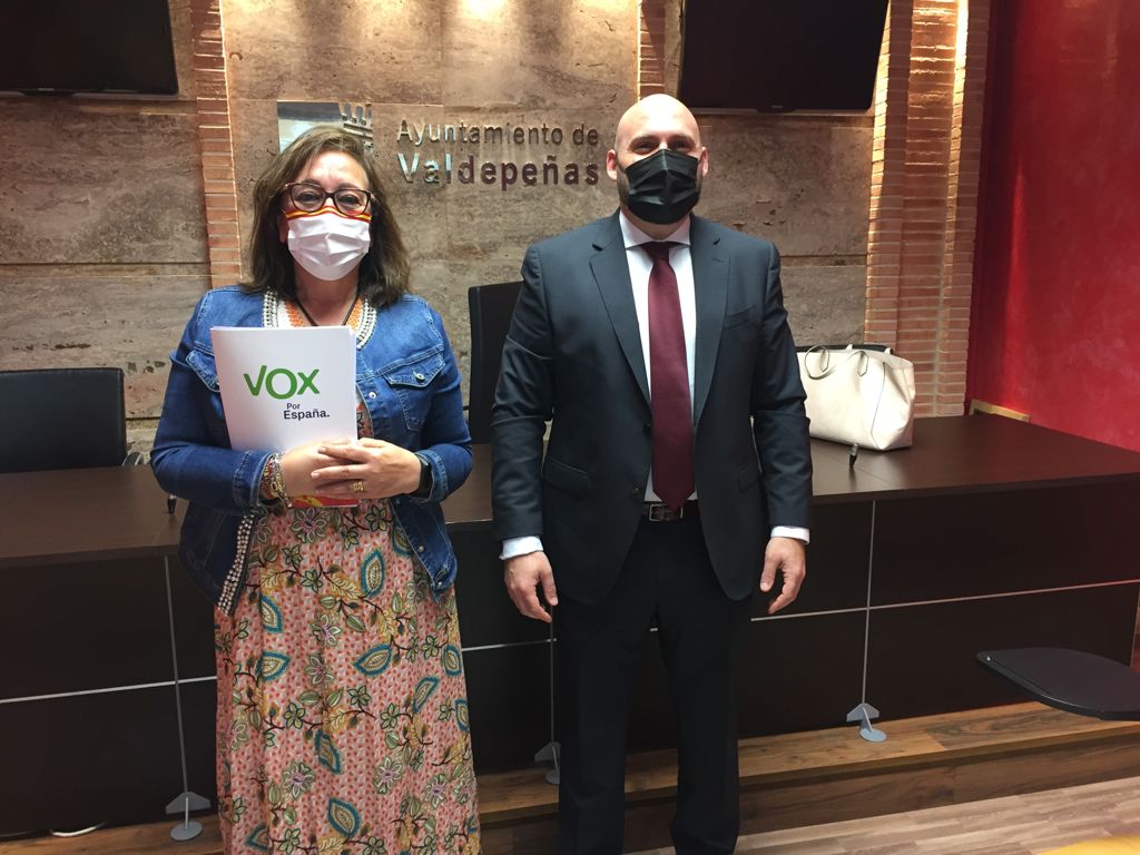 Lola Gómez y Antonio Sánchez de Vox Valdepeñas