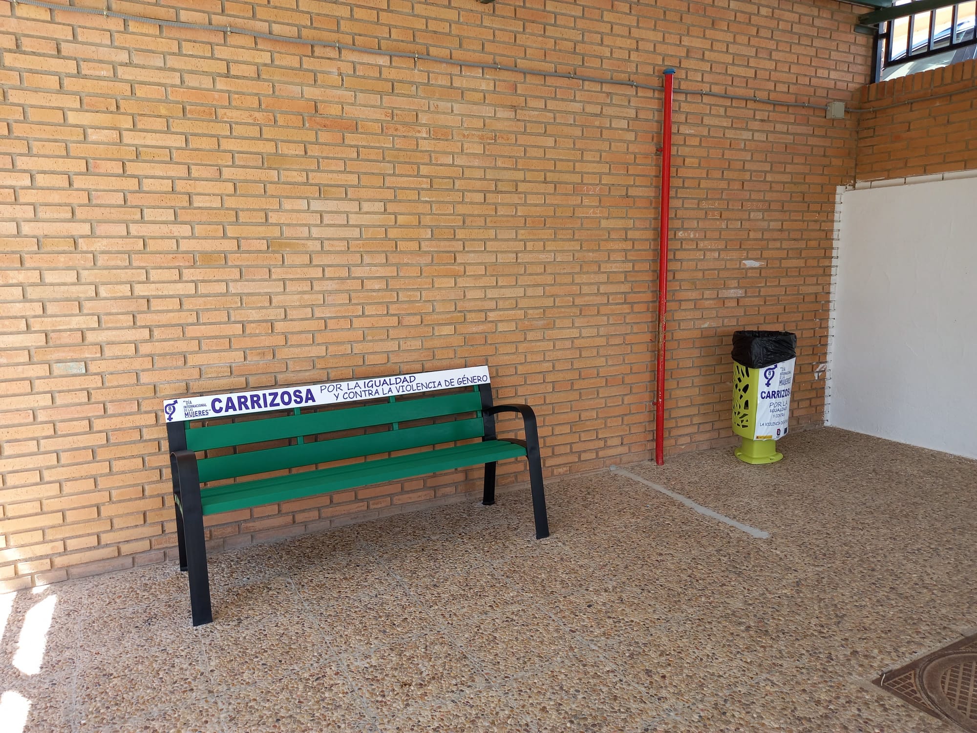 Carrizosa igualdad bancos y papeleras