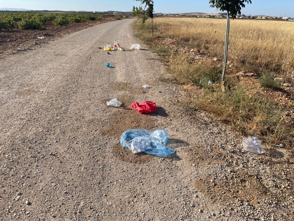 Restos de botellón en la prolongación del camino de Membrilla de Valdepeñas