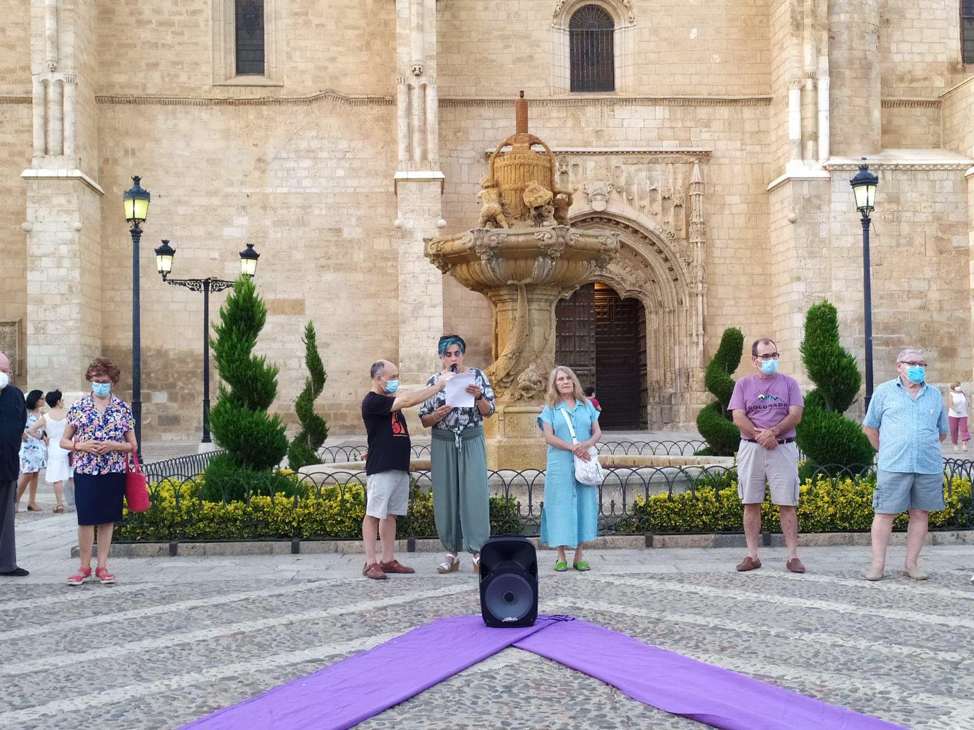 Juana Caro leyendo el manifiesto