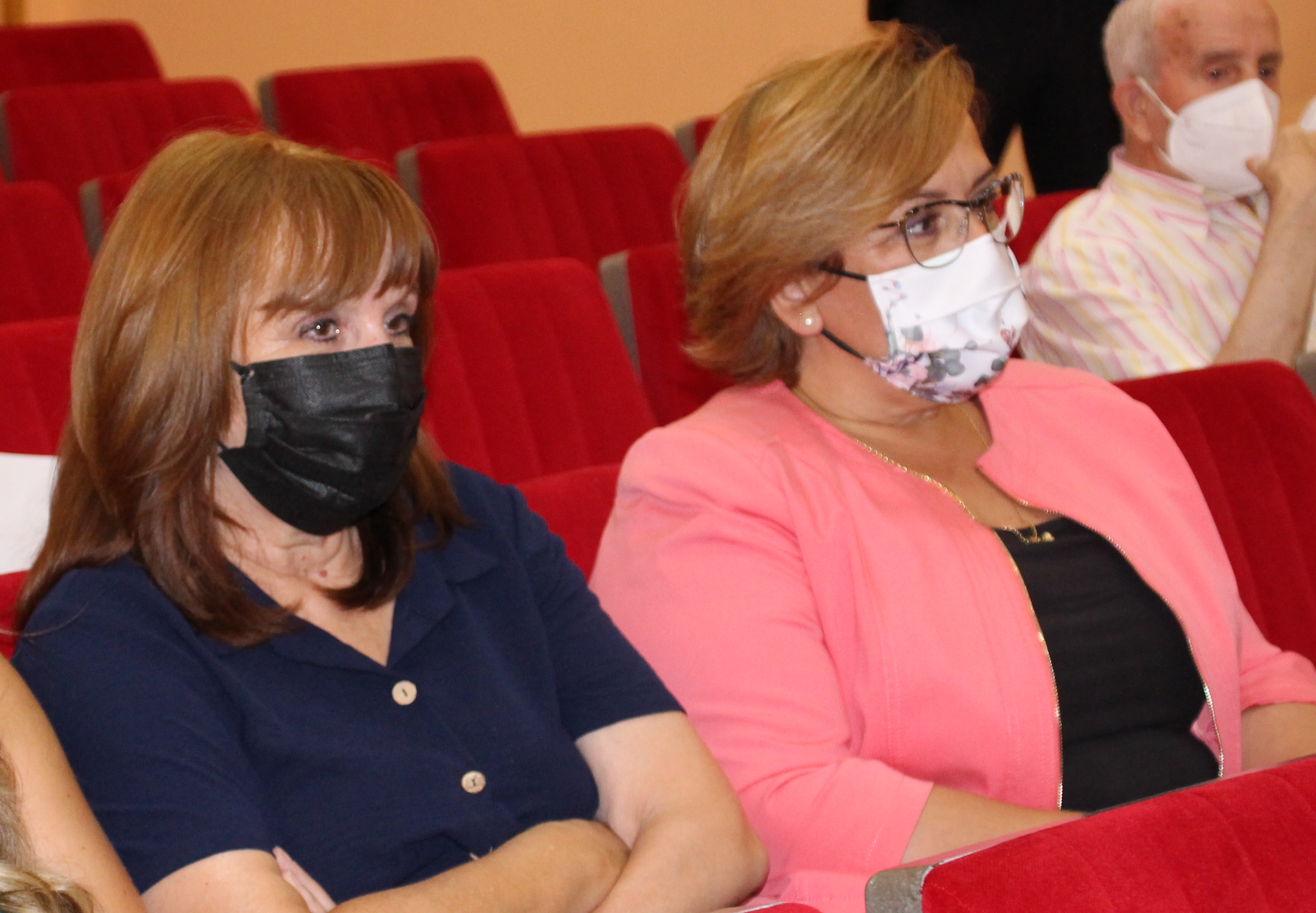 Manuela González y Carmen Teresa Olmedo asistieron al pleno