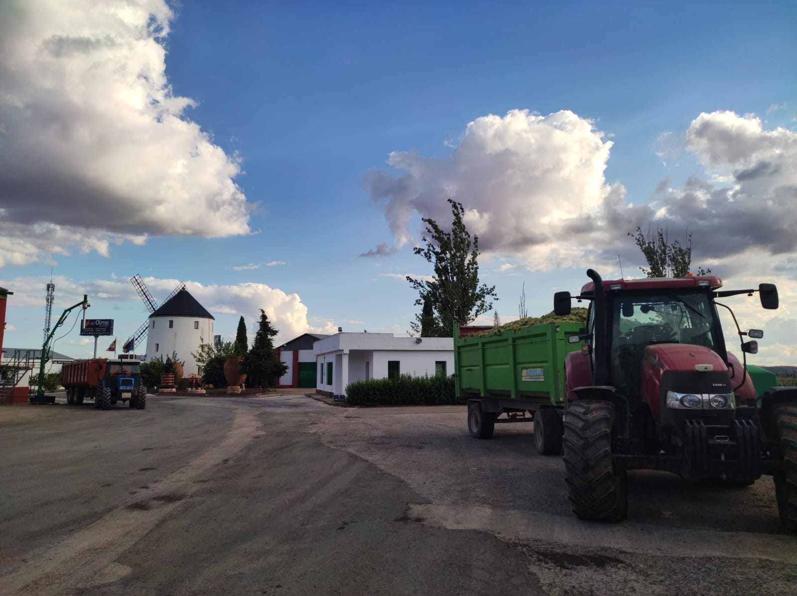 Tractor en la Cooperativa Vinícola de Valdepeñas