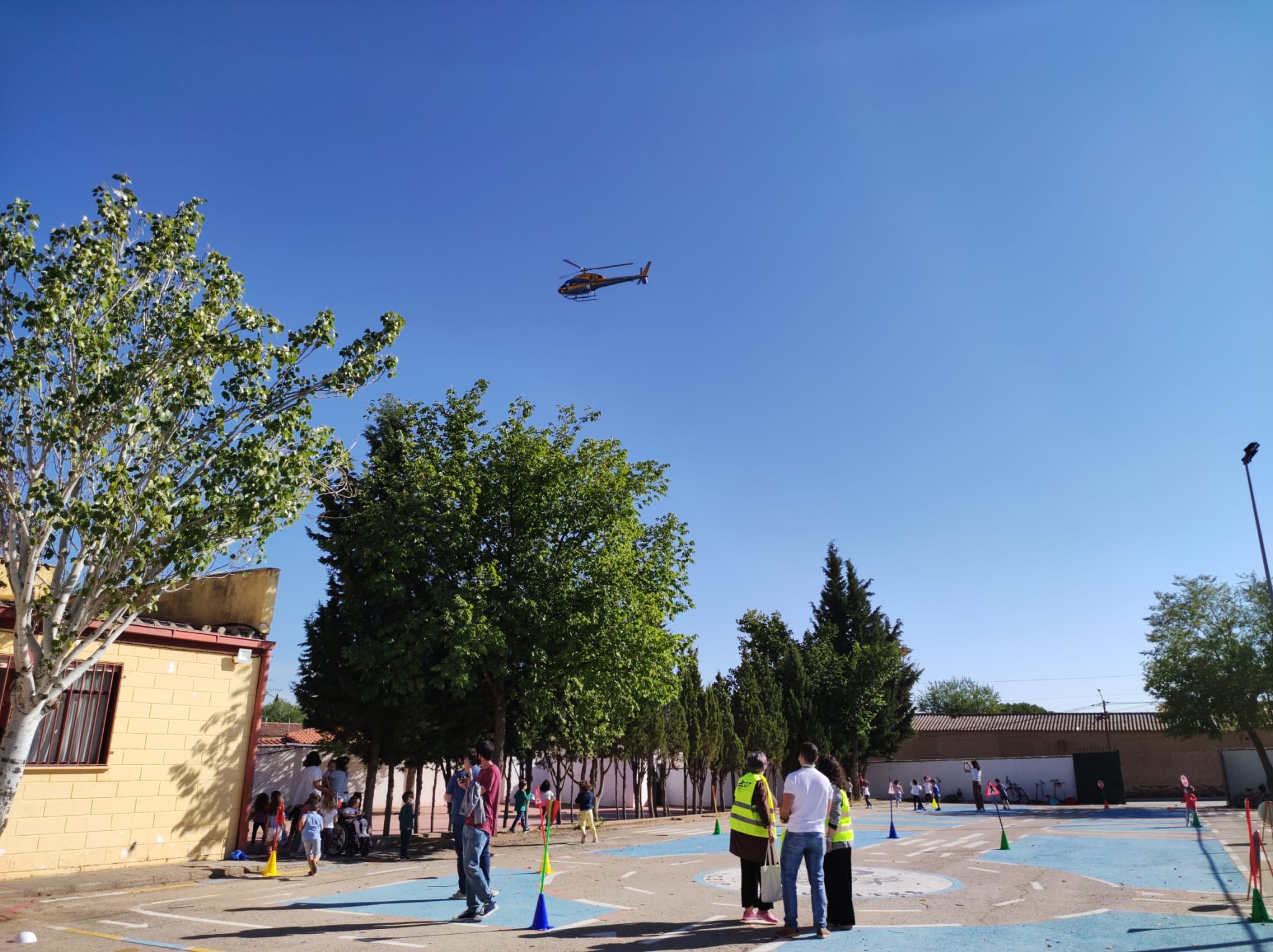 Exhibición de la Guardia Civil en el Colegio Cervantes de Santa Cruz de Mudela