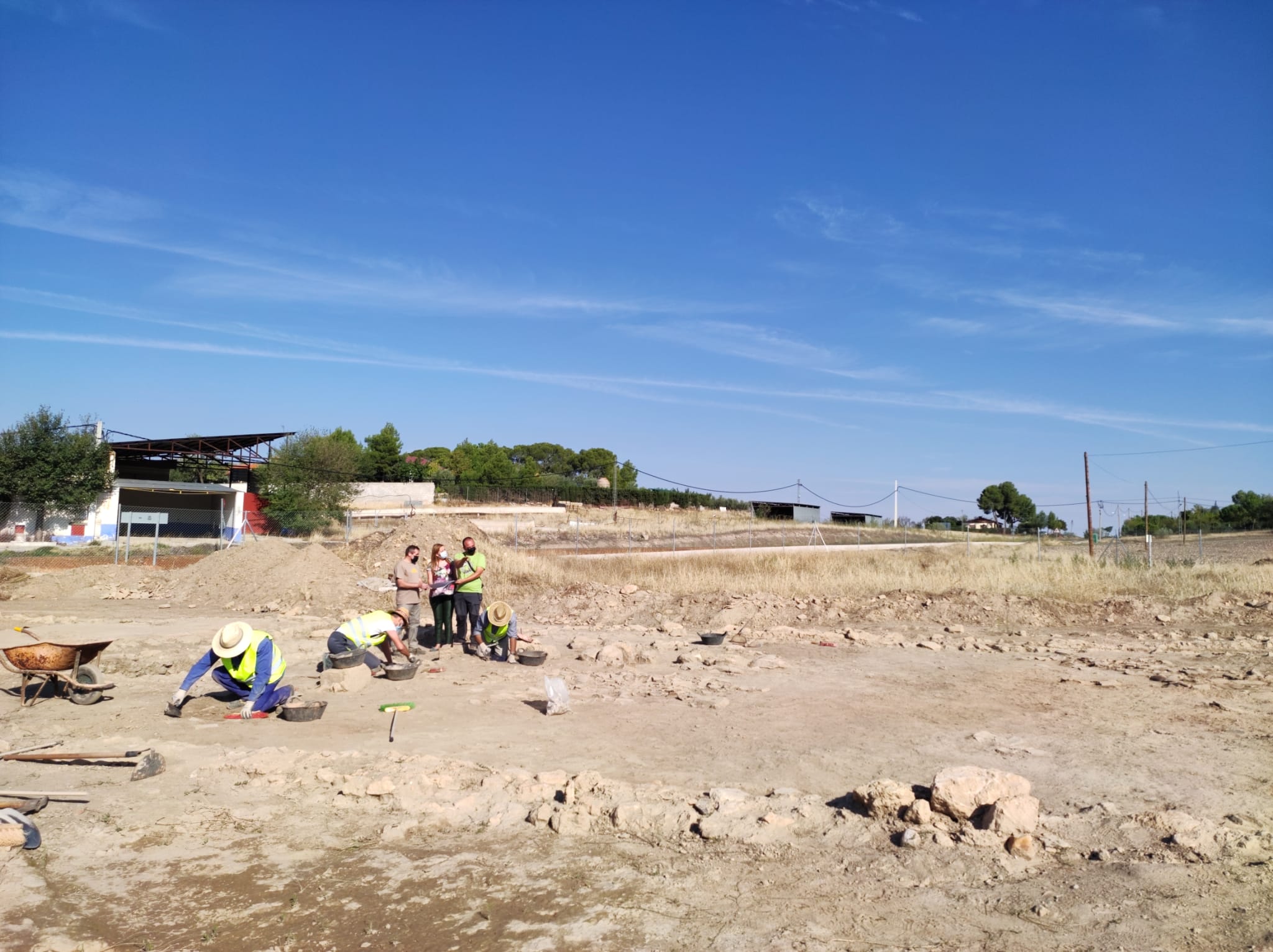 Trabajadores en la bodega romana de El Peral