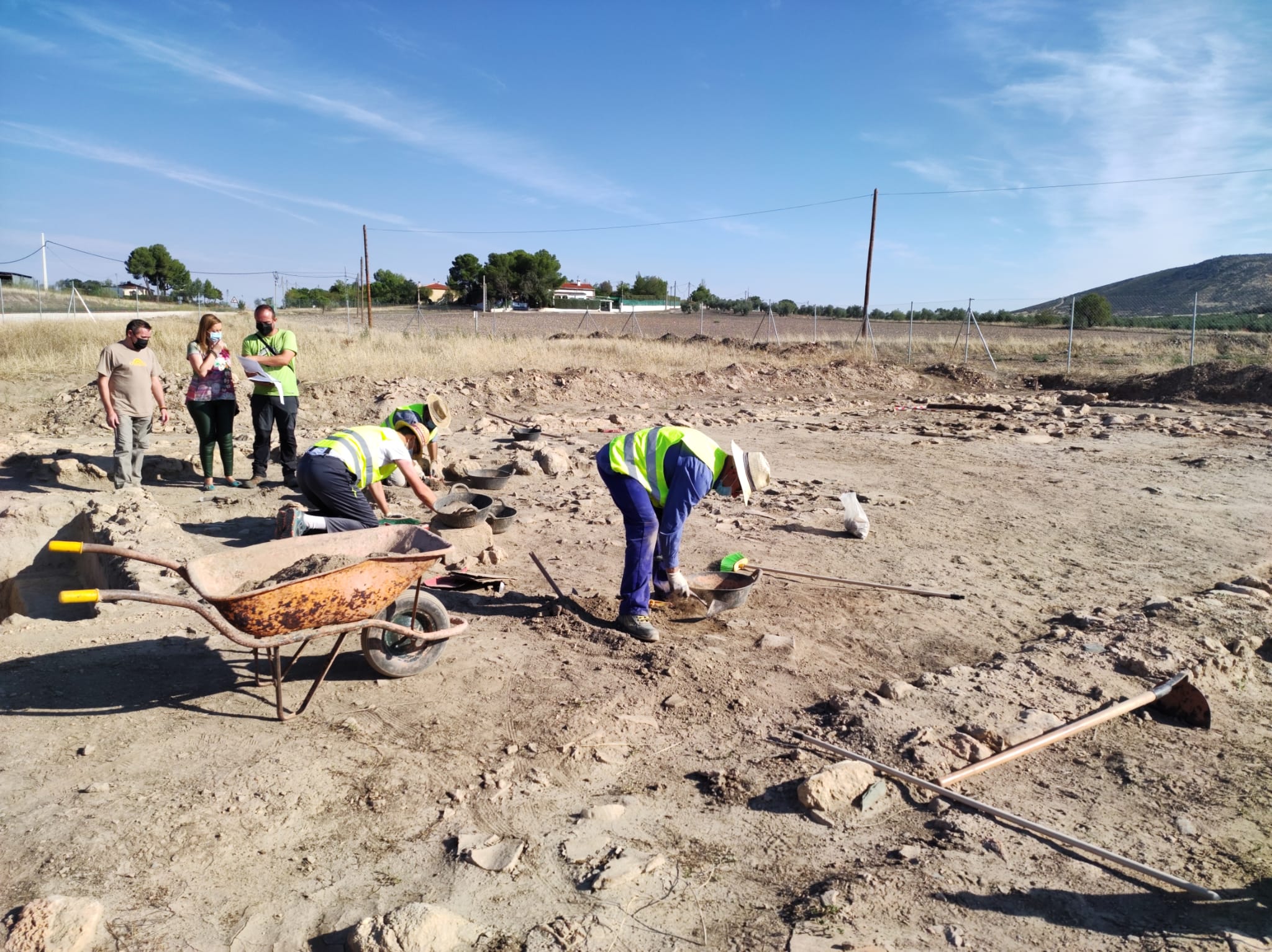 Trabajadores en la bodega romana de El Peral