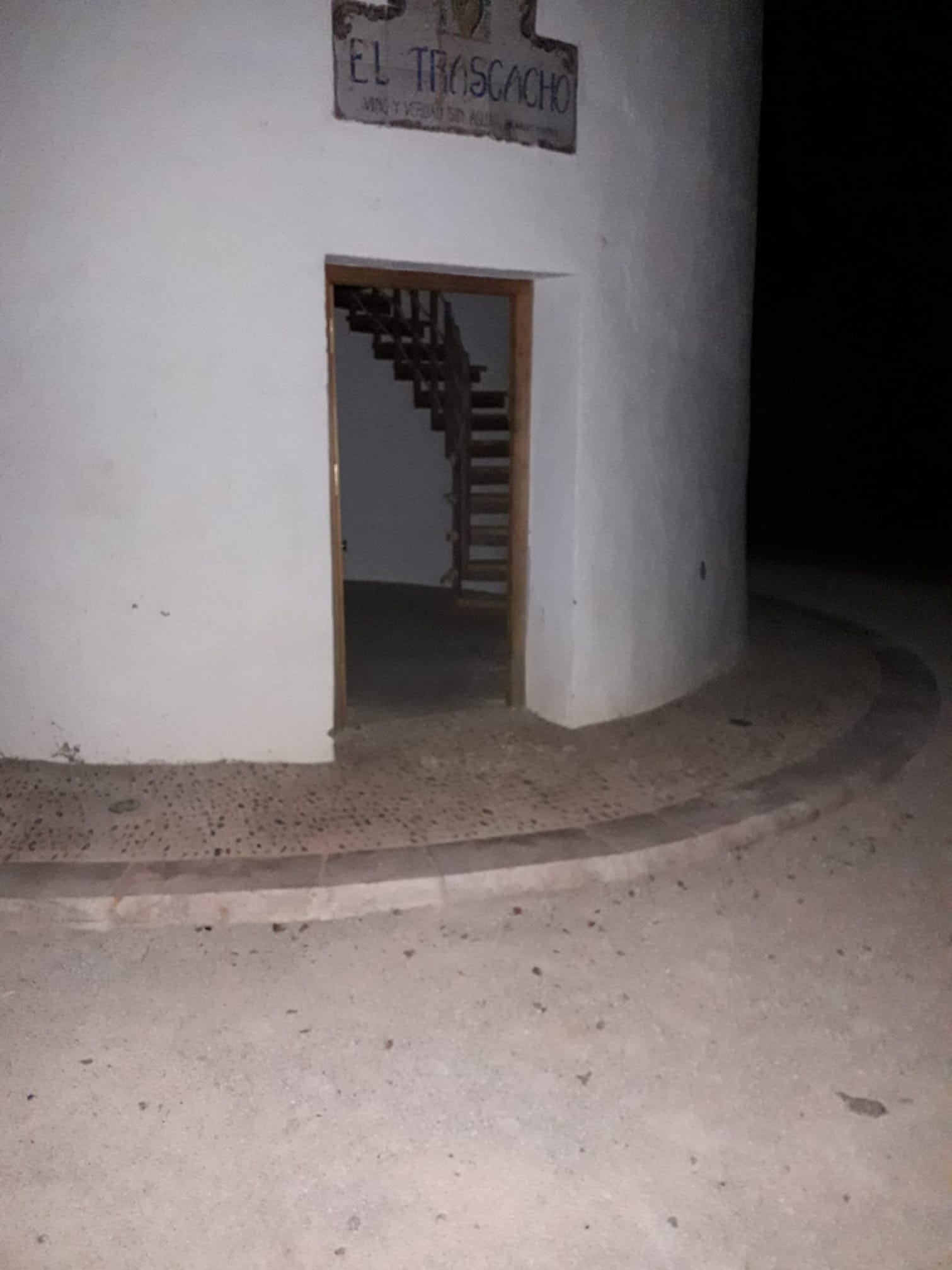 Puerta rota del molino 'El Trascacho'