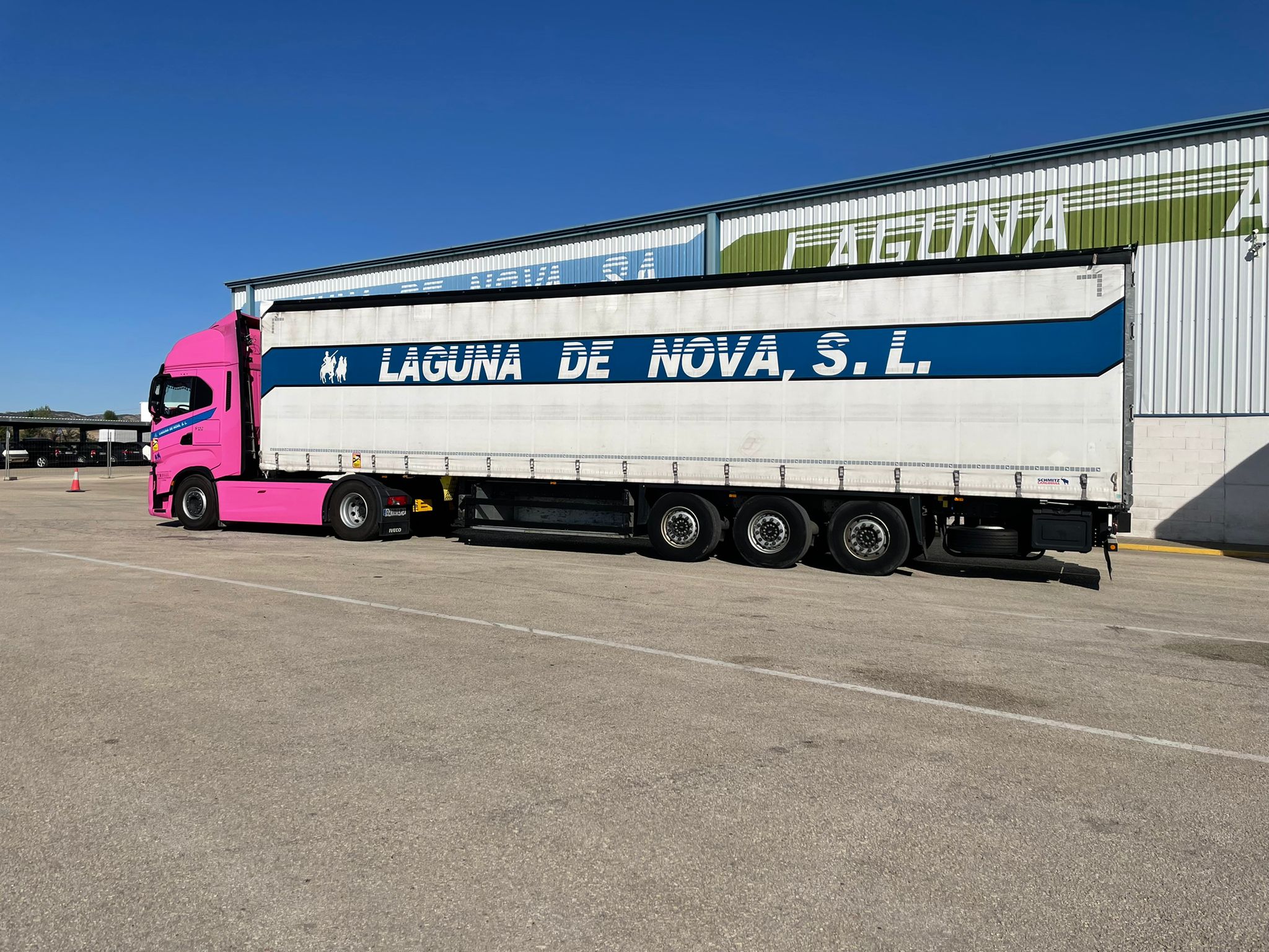 Camión rosa de la empresa Transportes Laguna Arroyo
