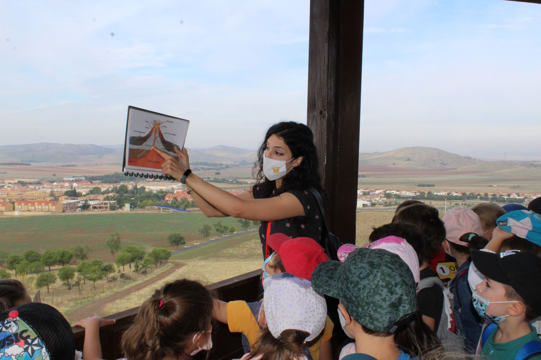 Visita de un grupo de niños al Mirador de Maares de Poblete