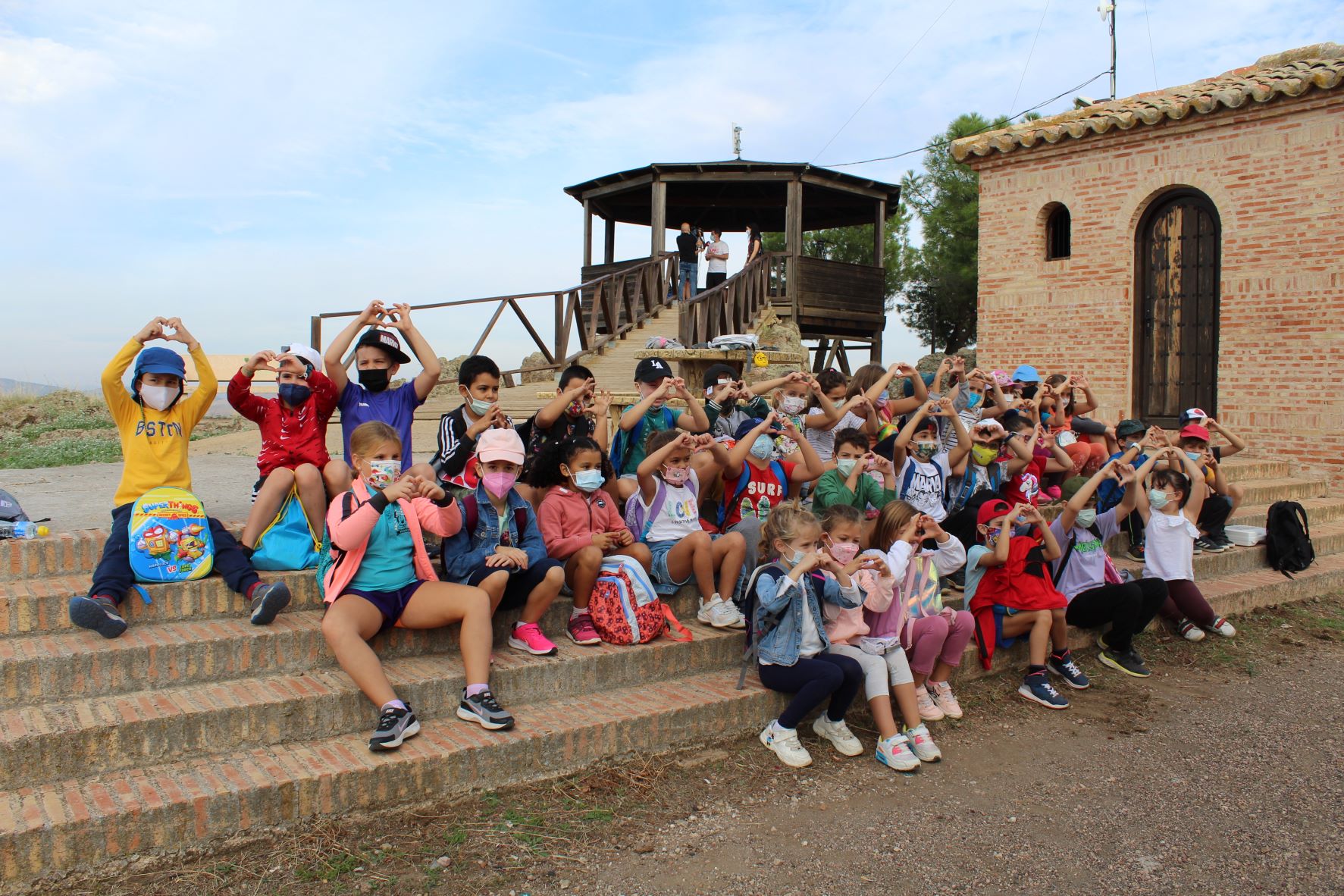 Visita de un grupo de niños al Mirador de Maares de Poblete