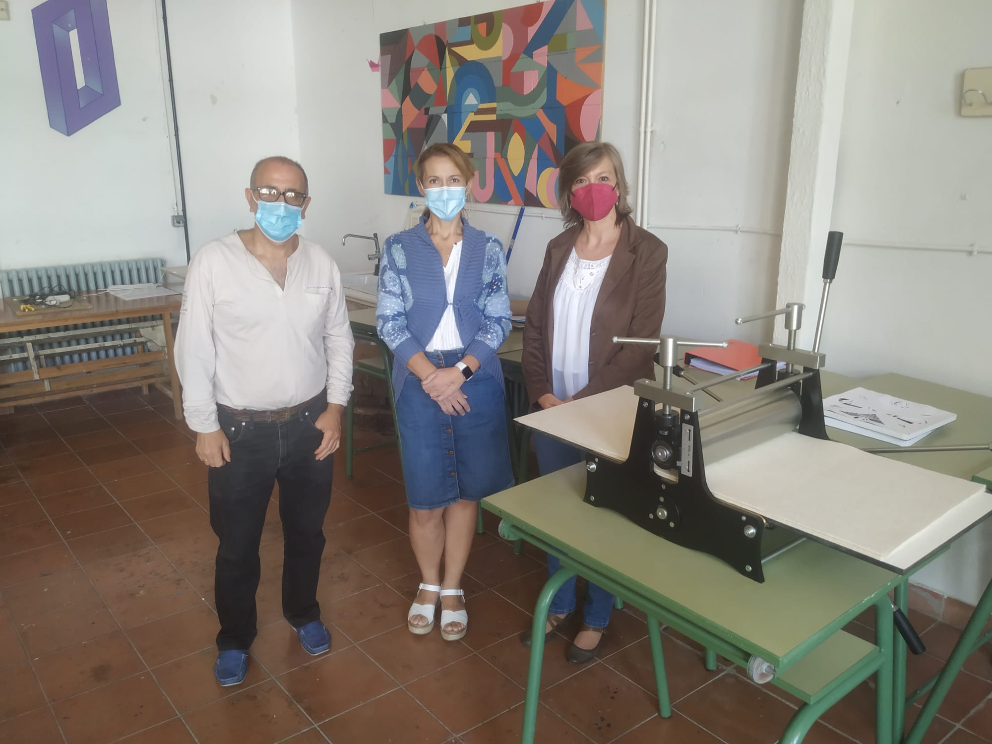 Entrega del tórculo al Departamento de Artes del IES Bernardo de Balbuena