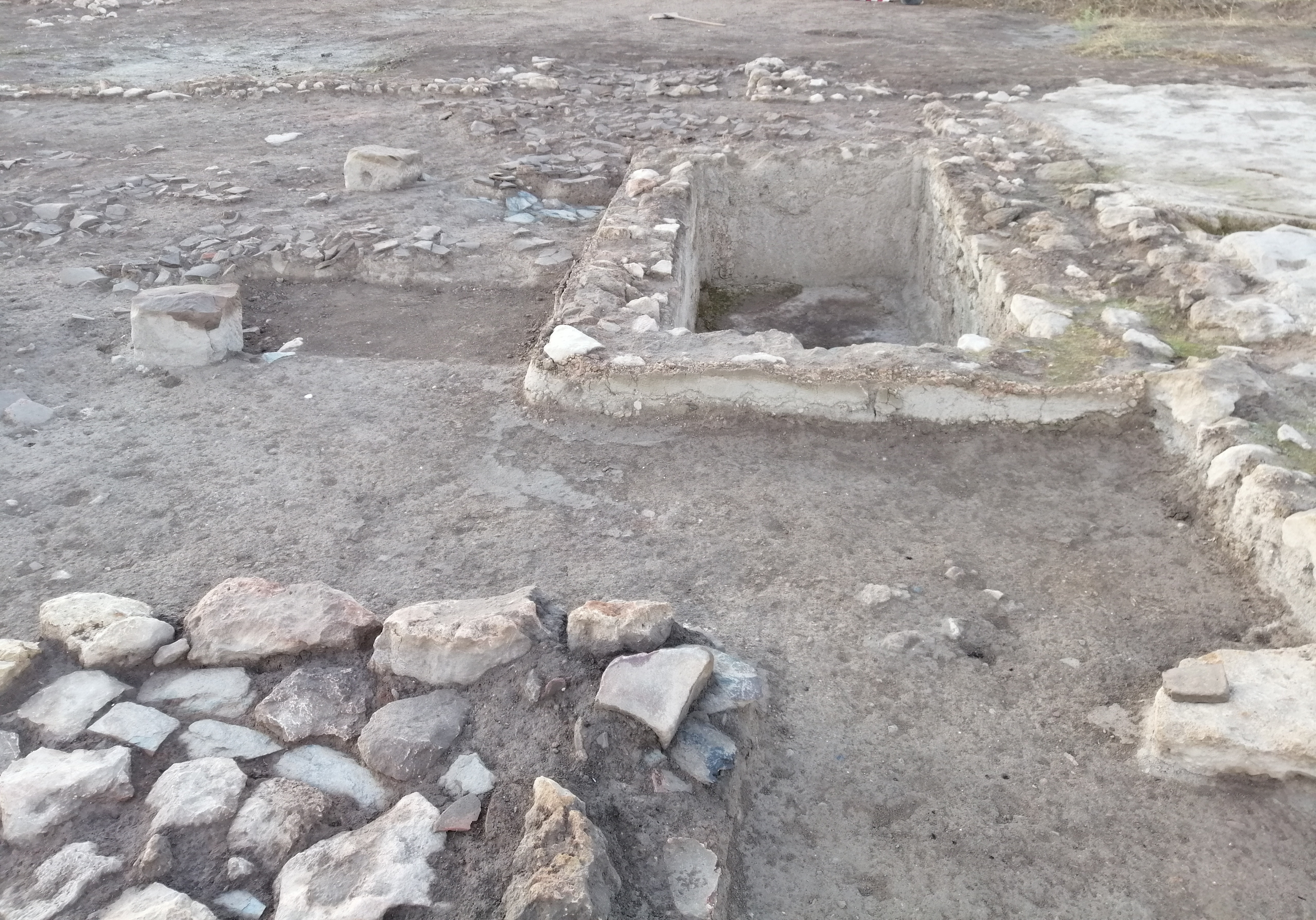 Interior de la bodega romana de El Peral, con la entrada al fondo de la imagen