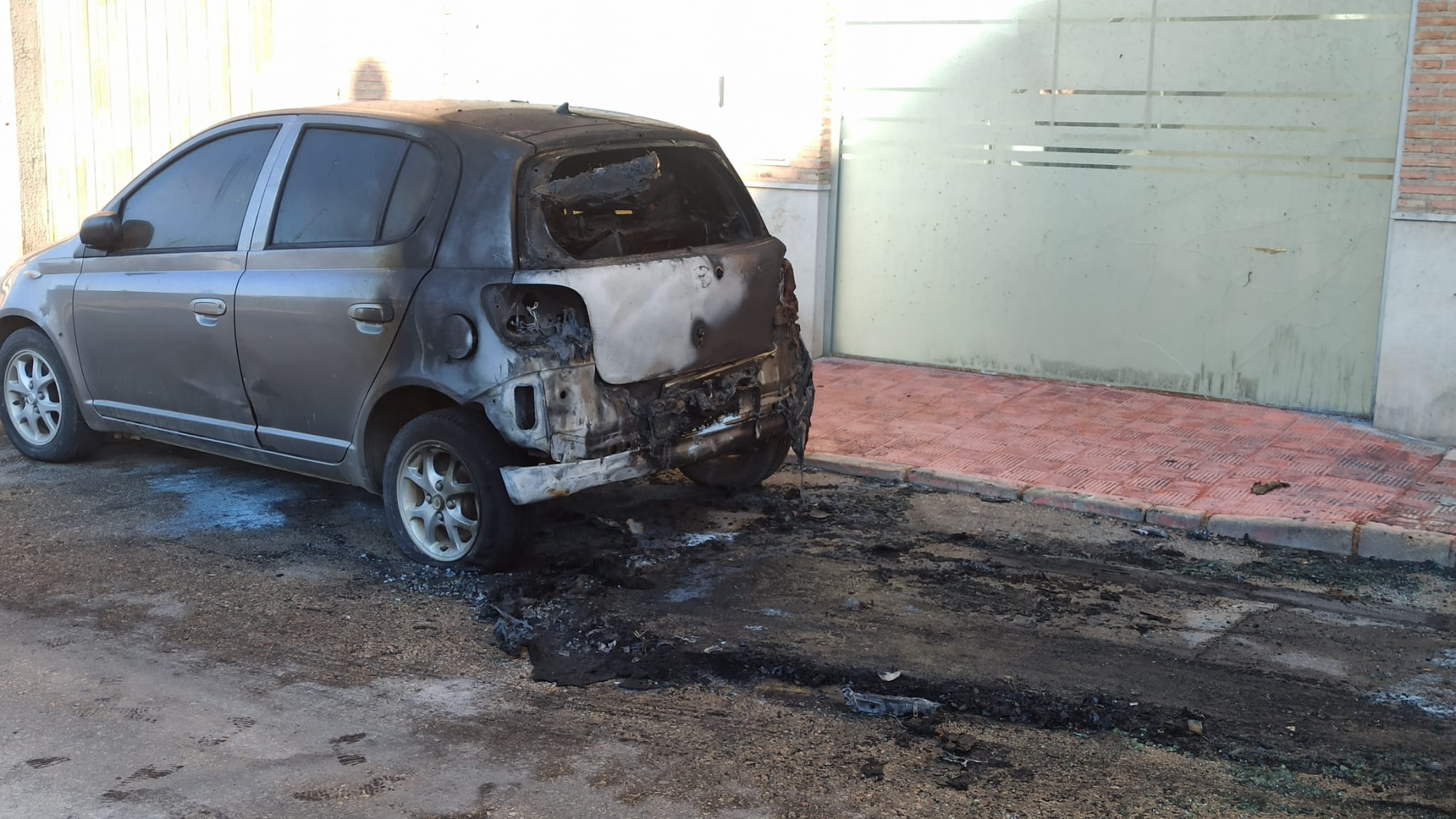 Coche quemado en El Canal