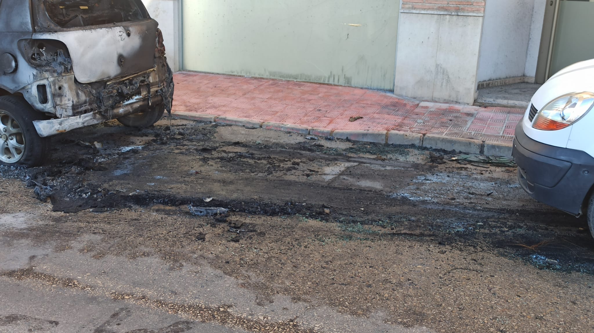 Coche quemado en El Canal