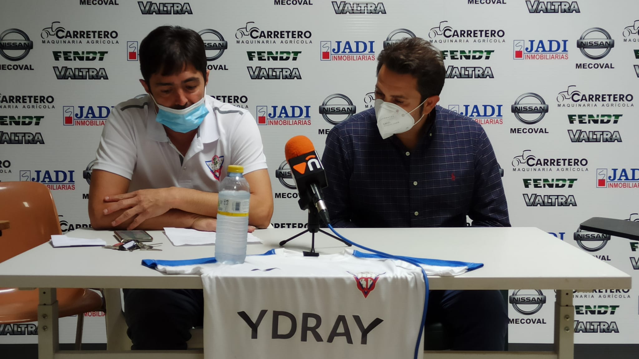 La Junta Directiva del Ydray CD Valdepeñas anunciando la dimisión de Ángel Luis como entrenador del equipo sénior