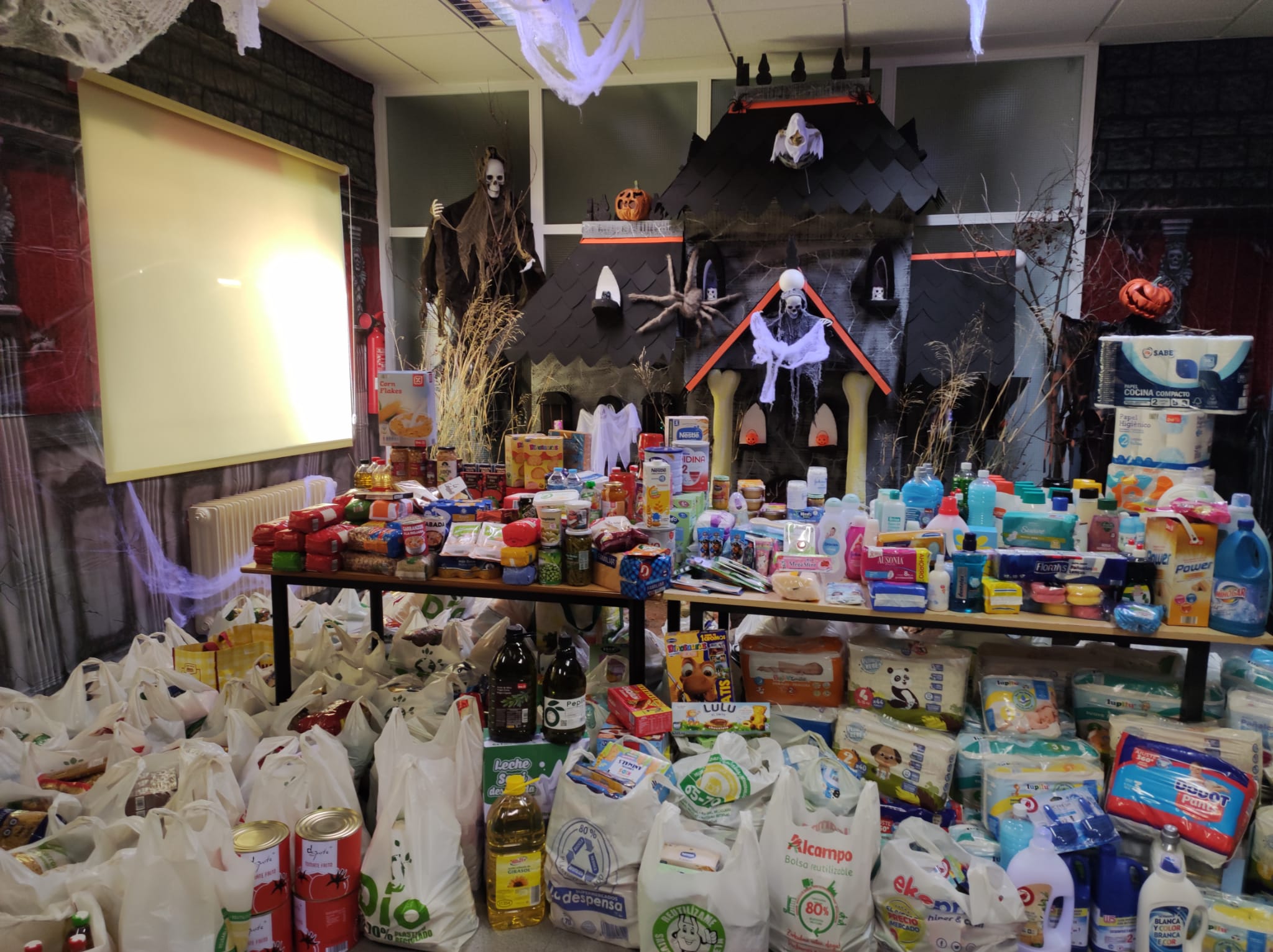 Entrega de alimentos para Cruz Roja