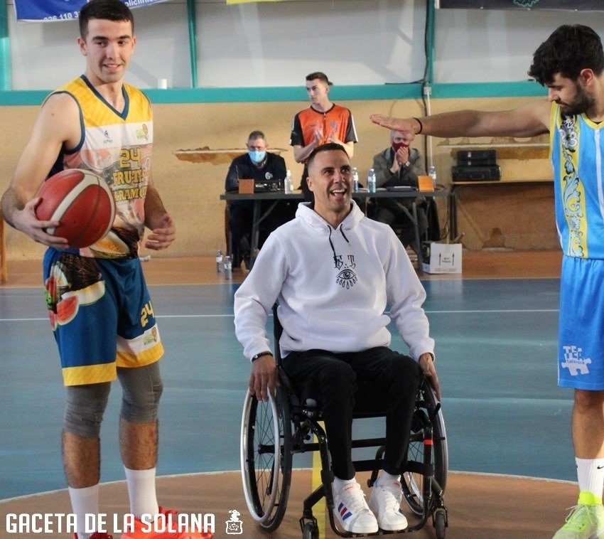 Kiko_Segadura_lanzó_el_balón_en_el_salto_simbólico_de_inicio_del_partido