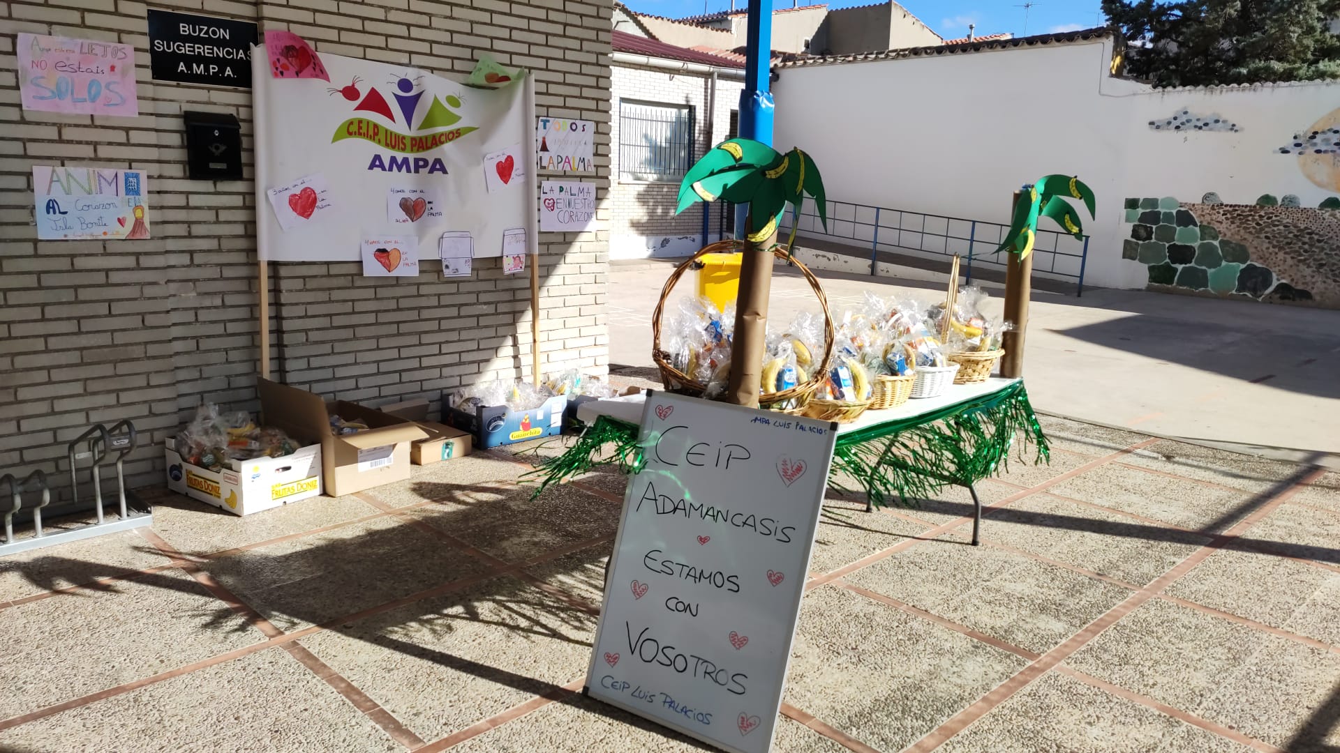 Cestas de los desayunos en la carrera solidaria del CEIP 'Luis Palacios'
