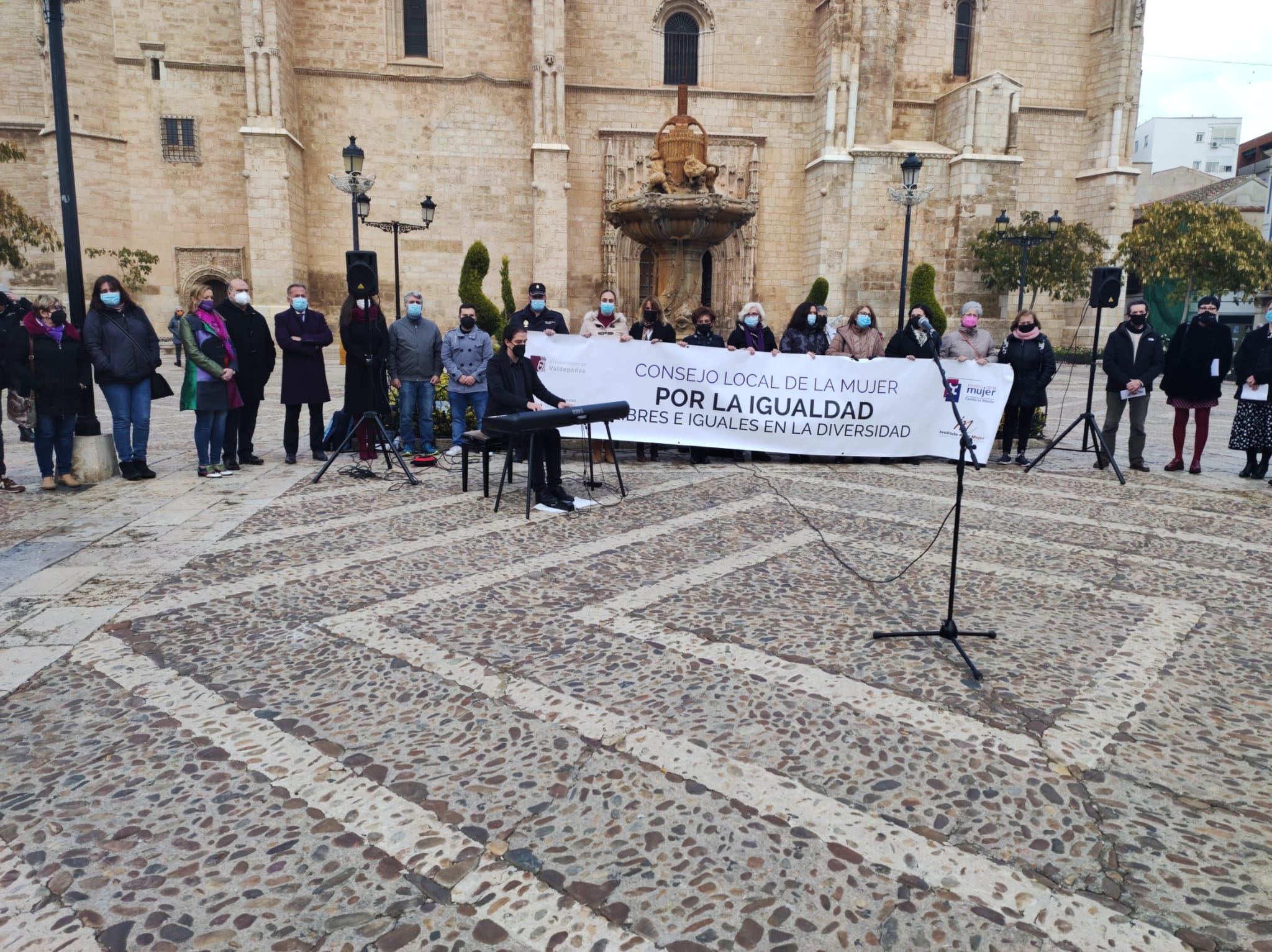 Acto en la plaza de España por el Día Contra la Violencia de Género