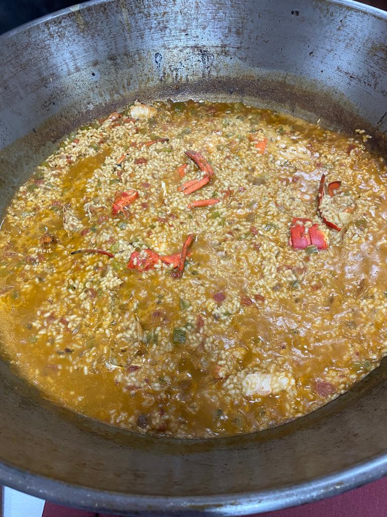 Arroz con bogavante hecho en la clausura del curso de cocina de Duelos y Quebrantos