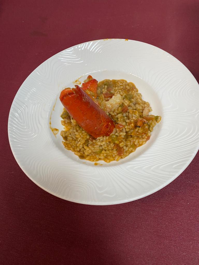 Arroz con bogavante hecho en la clausura del curso de cocina de Duelos y Quebrantos
